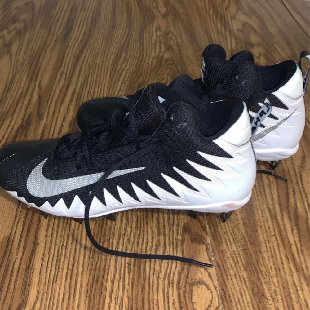 Nike Men's Alpha Menace Pro Mid Football Cleats